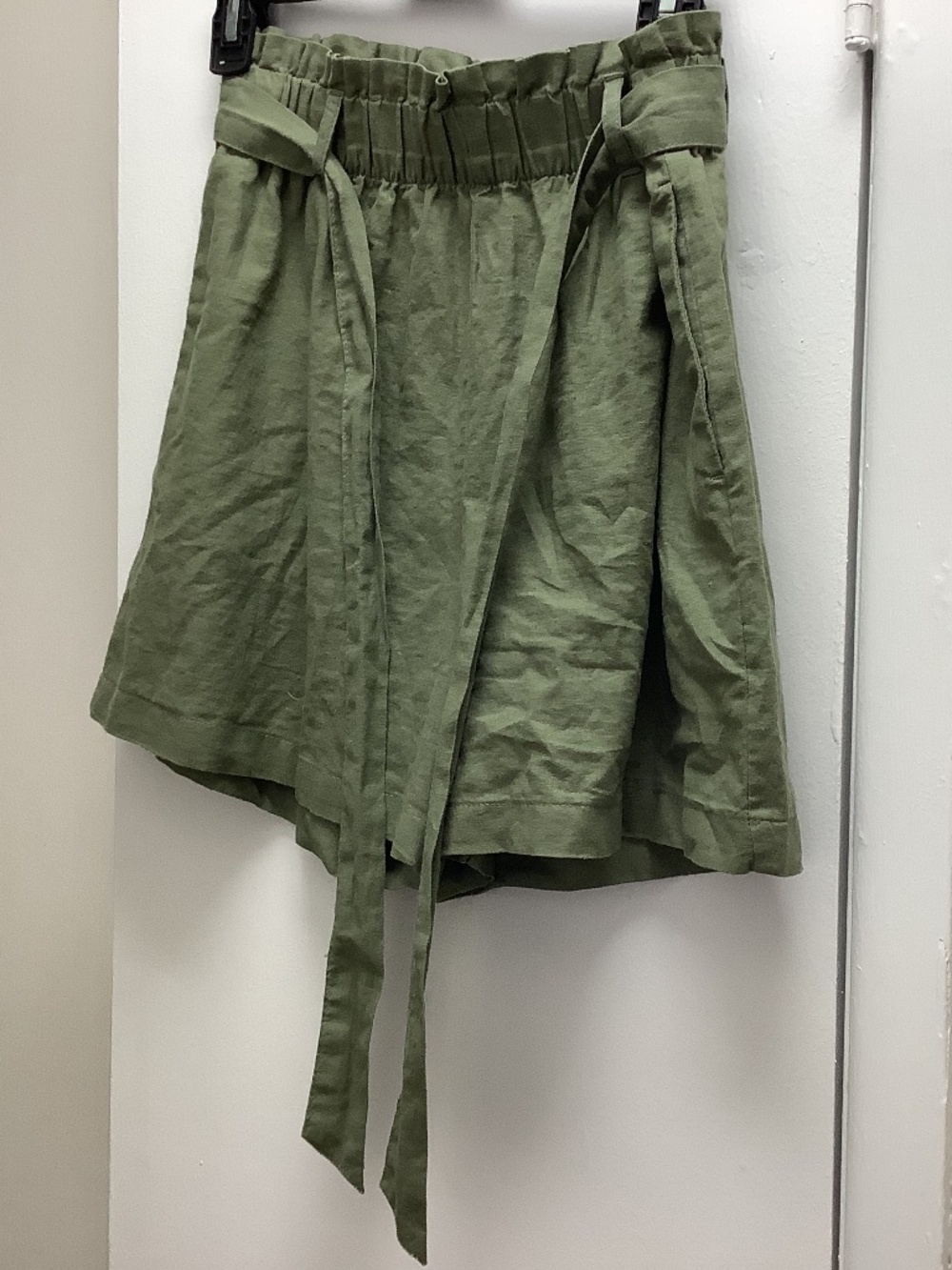 Elastic high waisted Shorts + side pockets and sash at waist size 6